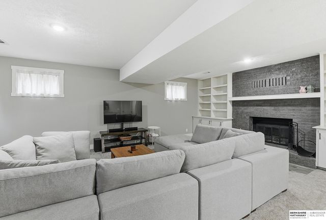 822 Driftwood Drive, Papillion, NE 68046
