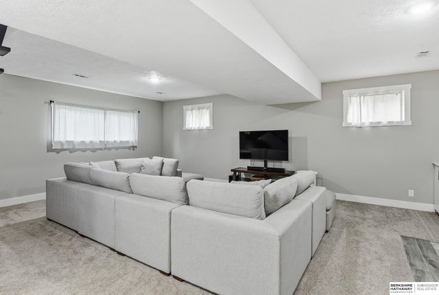 822 Driftwood Drive, Papillion, NE 68046