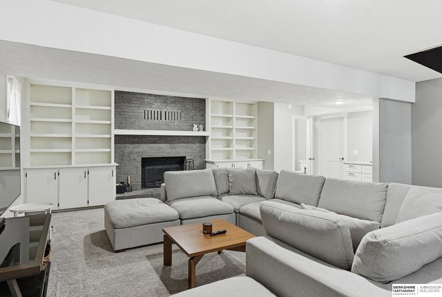 822 Driftwood Drive, Papillion, NE 68046