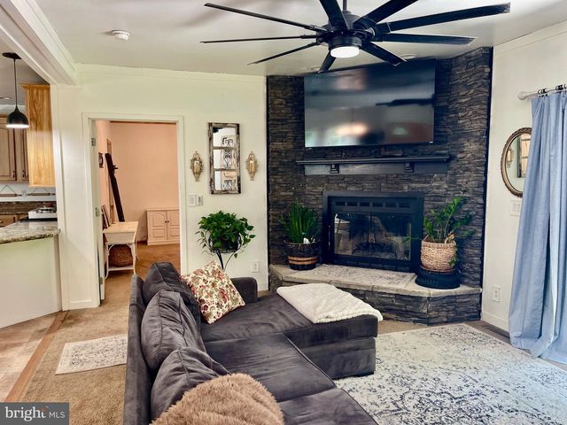 67 FOXHILL RD, Quakertown, PA 18951