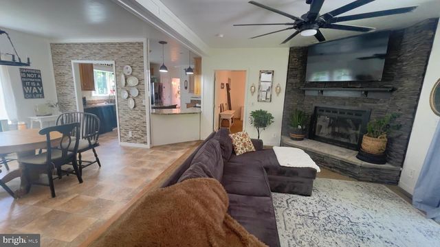 67 FOXHILL RD, Quakertown, PA 18951