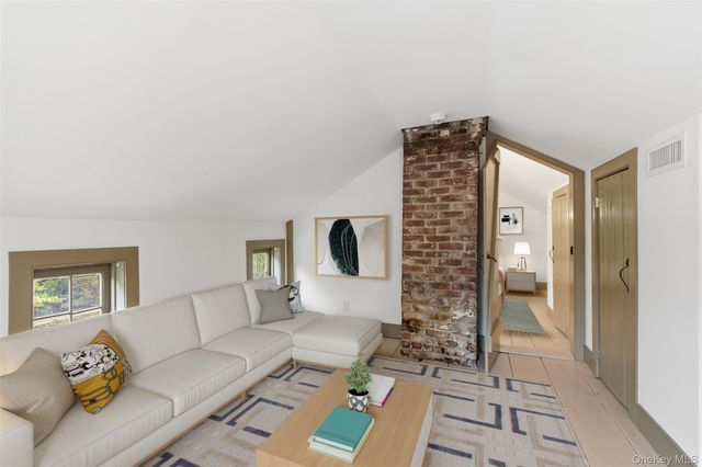 289 E Main Street, Centerport, NY 11721