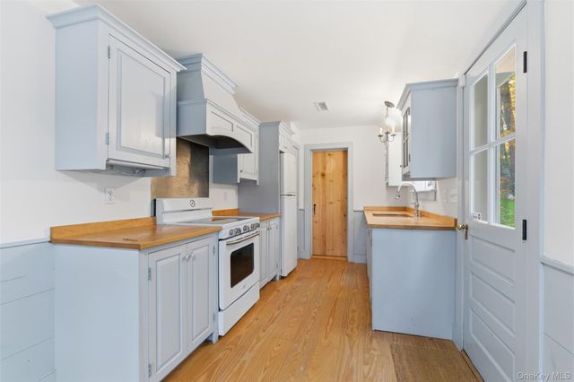 289 E Main Street, Centerport, NY 11721