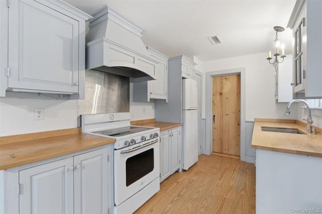 289 E Main Street, Centerport, NY 11721