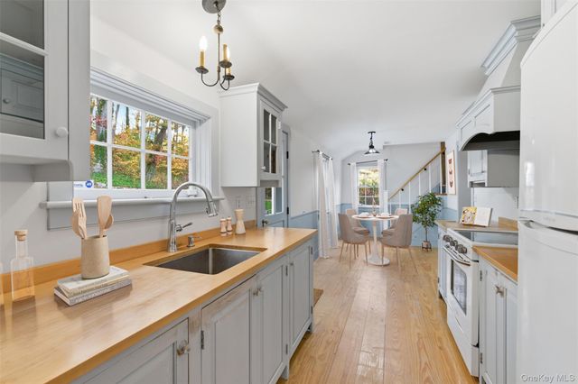 289 E Main Street, Centerport, NY 11721