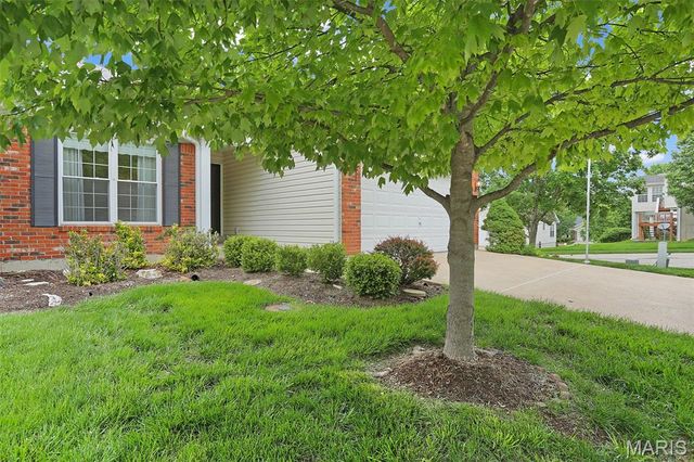 10276 Highbury Lane, St Louis, MO 63123