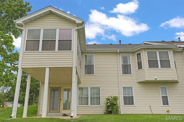 10276 Highbury Lane, St Louis, MO 63123