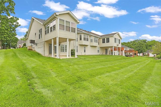 10276 Highbury Lane, St Louis, MO 63123