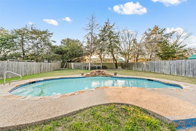 104 Flat Creek Drive, Robinson, TX 76706