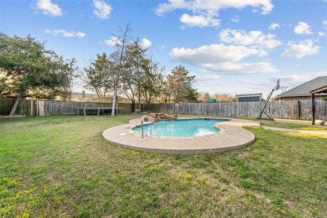 104 Flat Creek Drive, Robinson, TX 76706