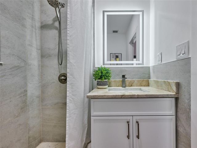5209 2ND AVENUE N, St Petersburg, FL 33710
