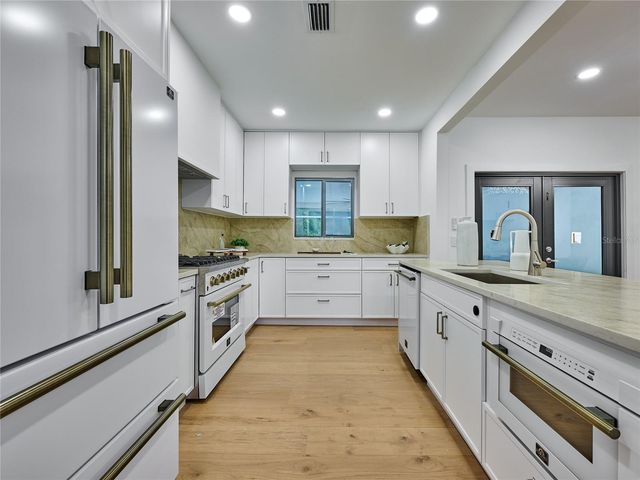 5209 2ND AVENUE N, St Petersburg, FL 33710