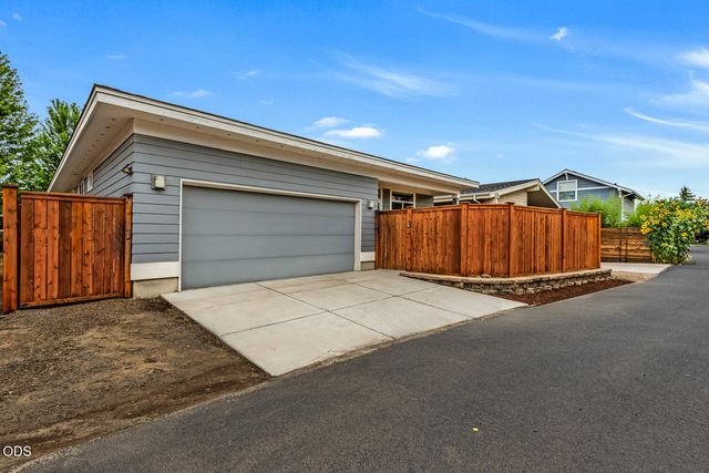 2801 NE Great Horned Place, Bend, OR 97701
