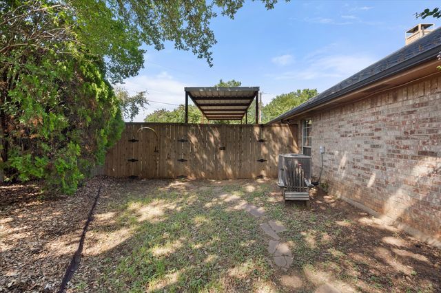 2818 Glen Ridge Drive, Arlington, TX 76016