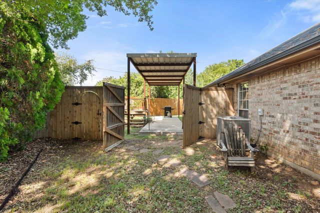 2818 Glen Ridge Drive, Arlington, TX 76016