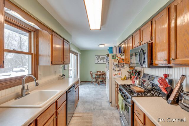 12189 Reyburn Drive NE, Sparta, MI 49345