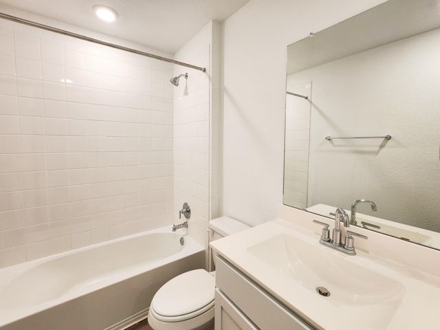 102 Fort Clark Springs LN, Hutto, TX 78634