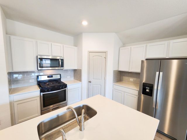 102 Fort Clark Springs LN, Hutto, TX 78634