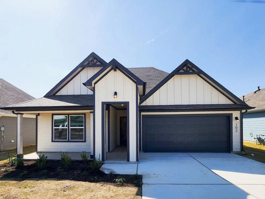 102 Fort Clark Springs LN, Hutto, TX 78634