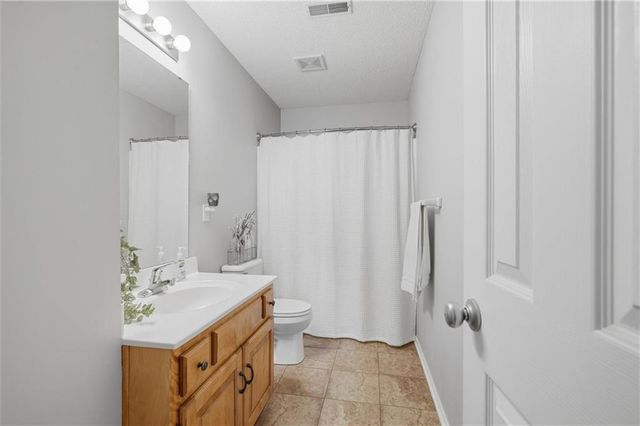 11910 N Charlotte Street, Kansas City, MO 64155