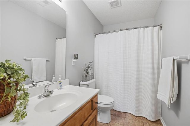 11910 N Charlotte Street, Kansas City, MO 64155