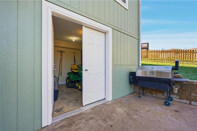 11910 N Charlotte Street, Kansas City, MO 64155