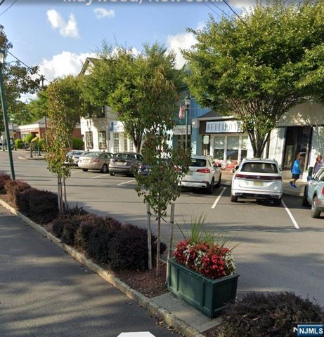 2 Mount Vernon Court, Maywood, NJ 07607