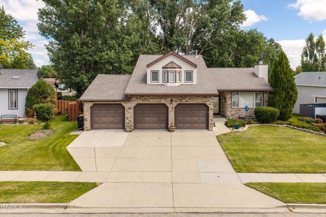 524 Assiniboin Drive, Bismarck, ND 58503 property photo
