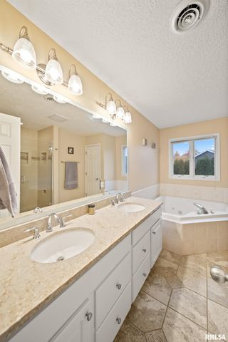 2012 STREAMSIDE Drive, Bettendorf, IA 52722