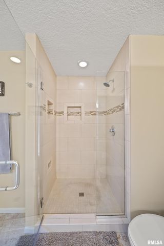 2012 STREAMSIDE Drive, Bettendorf, IA 52722