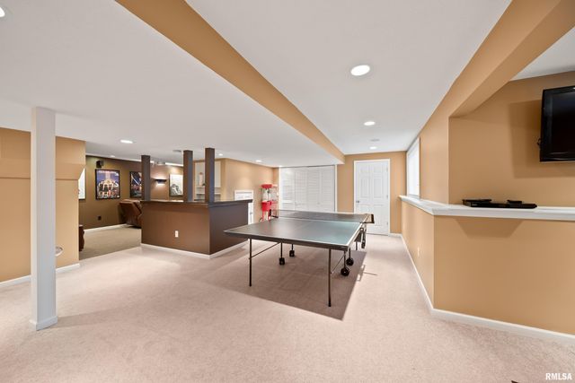 2012 STREAMSIDE Drive, Bettendorf, IA 52722