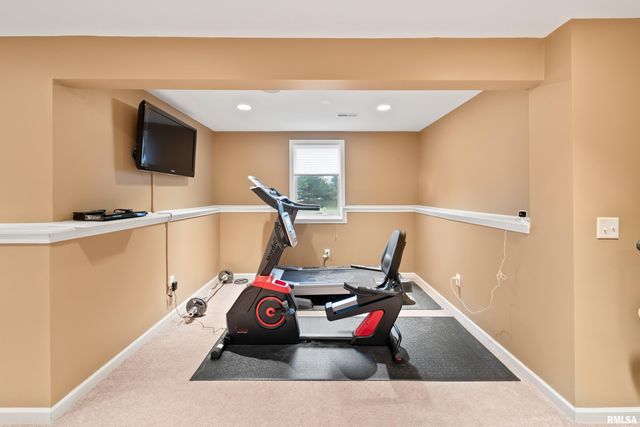 2012 STREAMSIDE Drive, Bettendorf, IA 52722