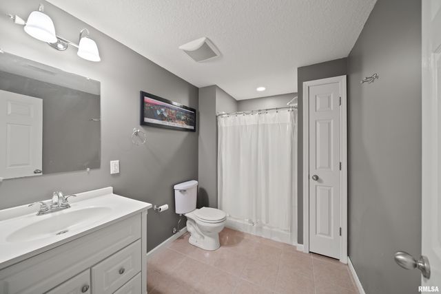 2012 STREAMSIDE Drive, Bettendorf, IA 52722