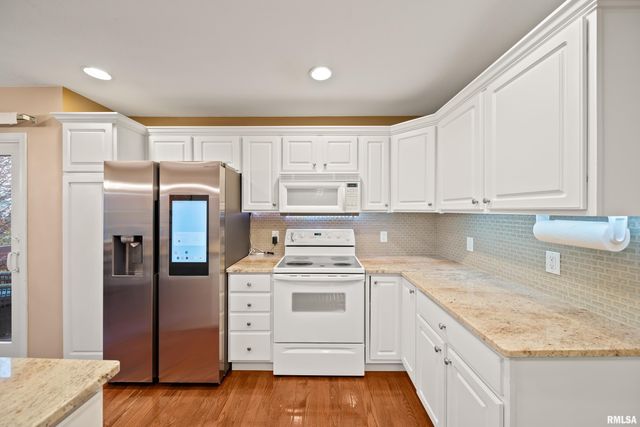 2012 STREAMSIDE Drive, Bettendorf, IA 52722