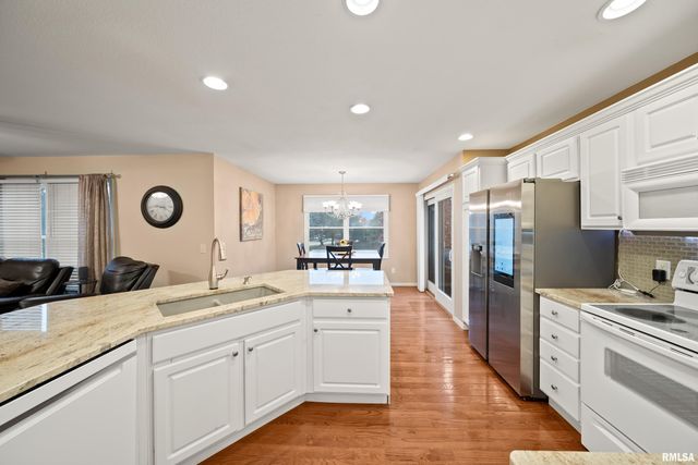 2012 STREAMSIDE Drive, Bettendorf, IA 52722