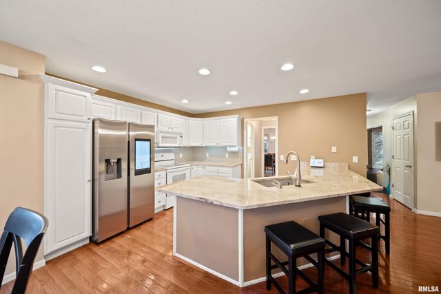 2012 STREAMSIDE Drive, Bettendorf, IA 52722