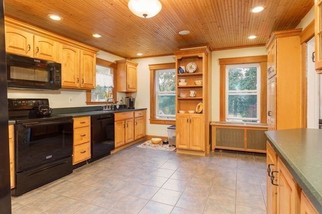 27 Elm Street, Leominster, MA 01453