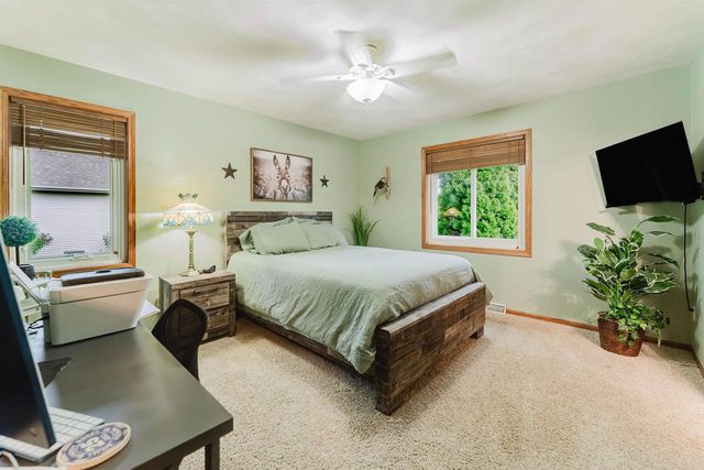 1202 WILLOW BEND LANE, Oshkosh, WI 54904