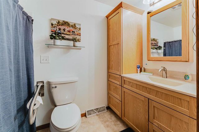1202 WILLOW BEND LANE, Oshkosh, WI 54904