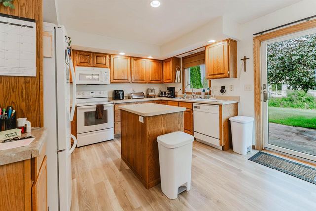 1202 WILLOW BEND LANE, Oshkosh, WI 54904