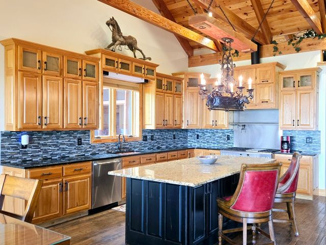 685 River Oaks Dr, Big Sandy, TN 38221