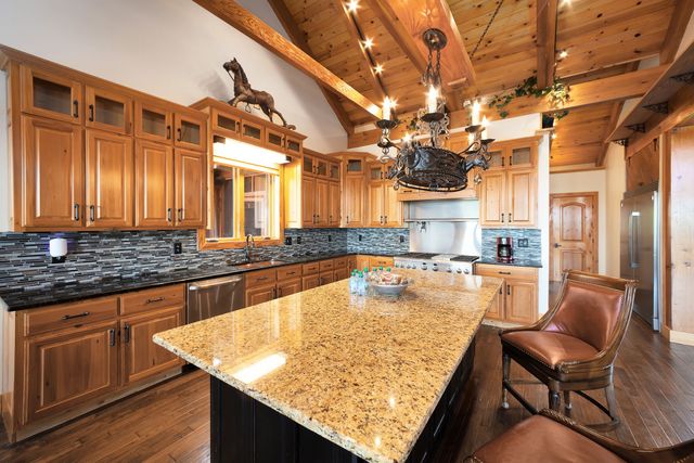 685 River Oaks Dr, Big Sandy, TN 38221