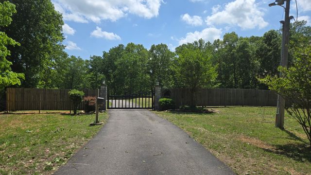 685 River Oaks Dr, Big Sandy, TN 38221