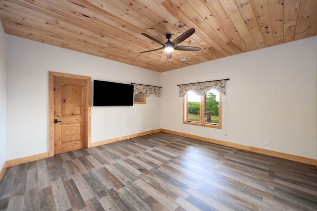 685 River Oaks Dr, Big Sandy, TN 38221