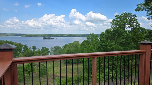 685 River Oaks Dr, Big Sandy, TN 38221