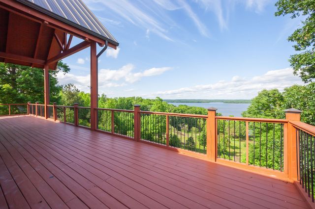 685 River Oaks Dr, Big Sandy, TN 38221