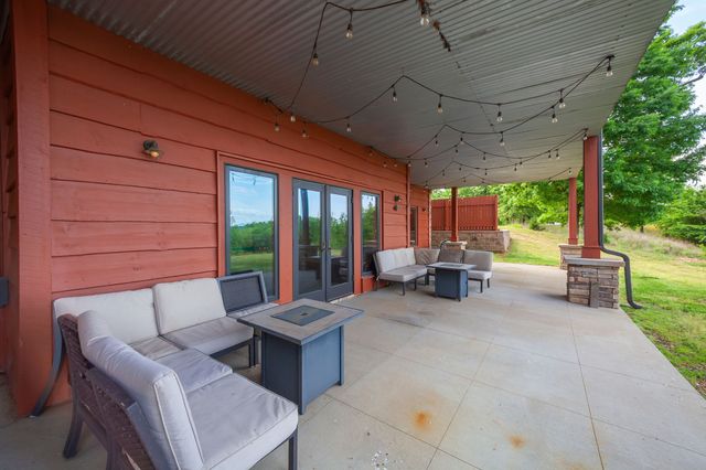 685 River Oaks Dr, Big Sandy, TN 38221