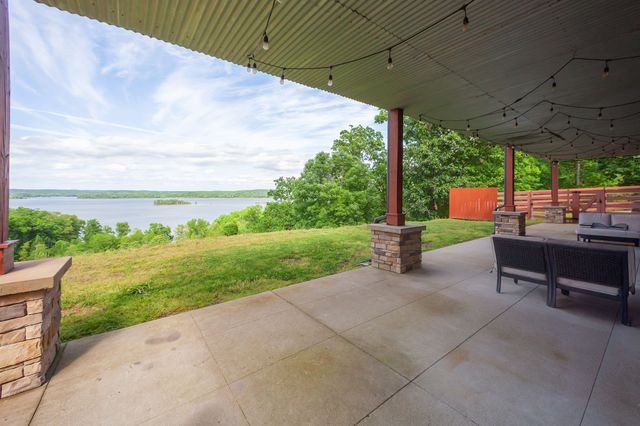 685 River Oaks Dr, Big Sandy, TN 38221