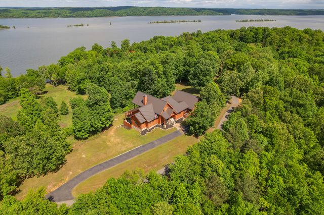 685 River Oaks Dr, Big Sandy, TN 38221