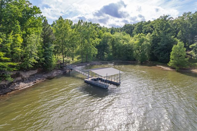 685 River Oaks Dr, Big Sandy, TN 38221